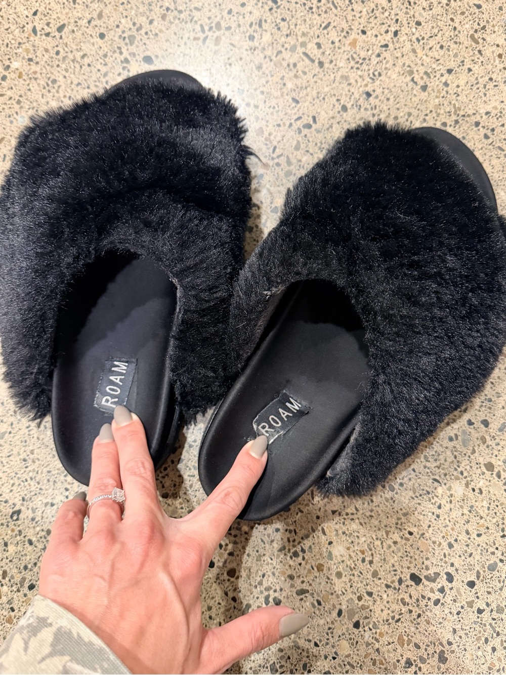 ROAM Black Plush Fuzzy Slide Slippers